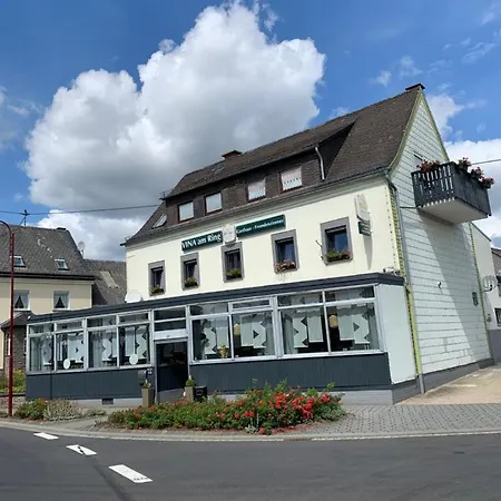 לינה וארוחת בוקר Vina Am Ring 3*