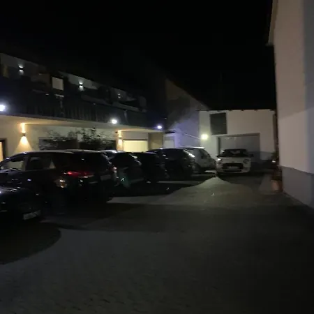 לינה וארוחת בוקר Vina Am Ring 3*