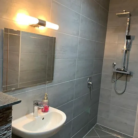 Vina Am Ring לינה וארוחת בוקר 3*