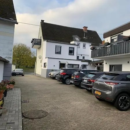 Vina Am Ring לינה וארוחת בוקר Mannebach (Vulkaneifel)