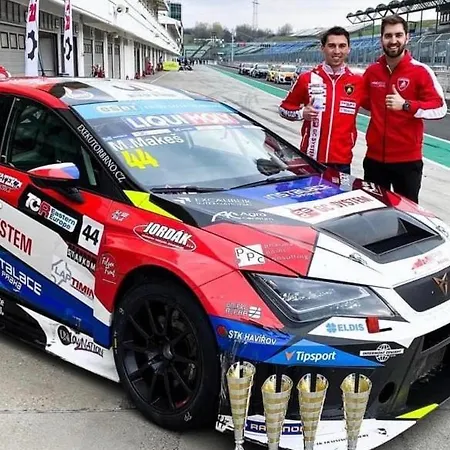 לינה וארוחת בוקר Vina Am Ring 3*