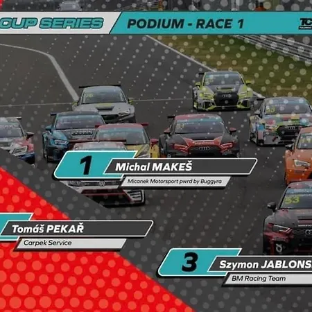 לינה וארוחת בוקר Vina Am Ring 3*