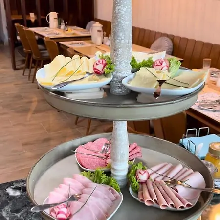 Vina Am Ring לינה וארוחת בוקר 3*