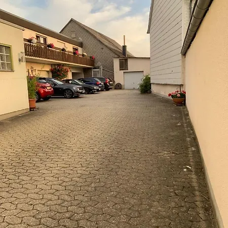 לינה וארוחת בוקר Vina Am Ring Mannebach (Vulkaneifel)