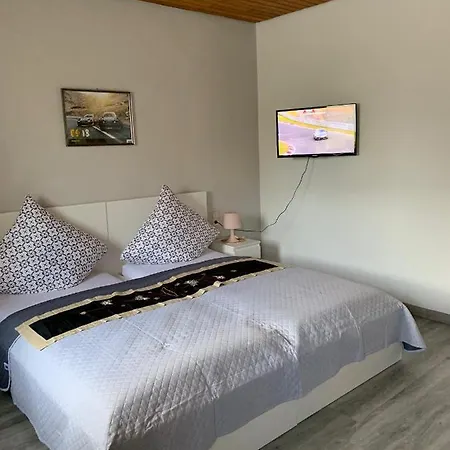 לינה וארוחת בוקר Vina Am Ring 3*